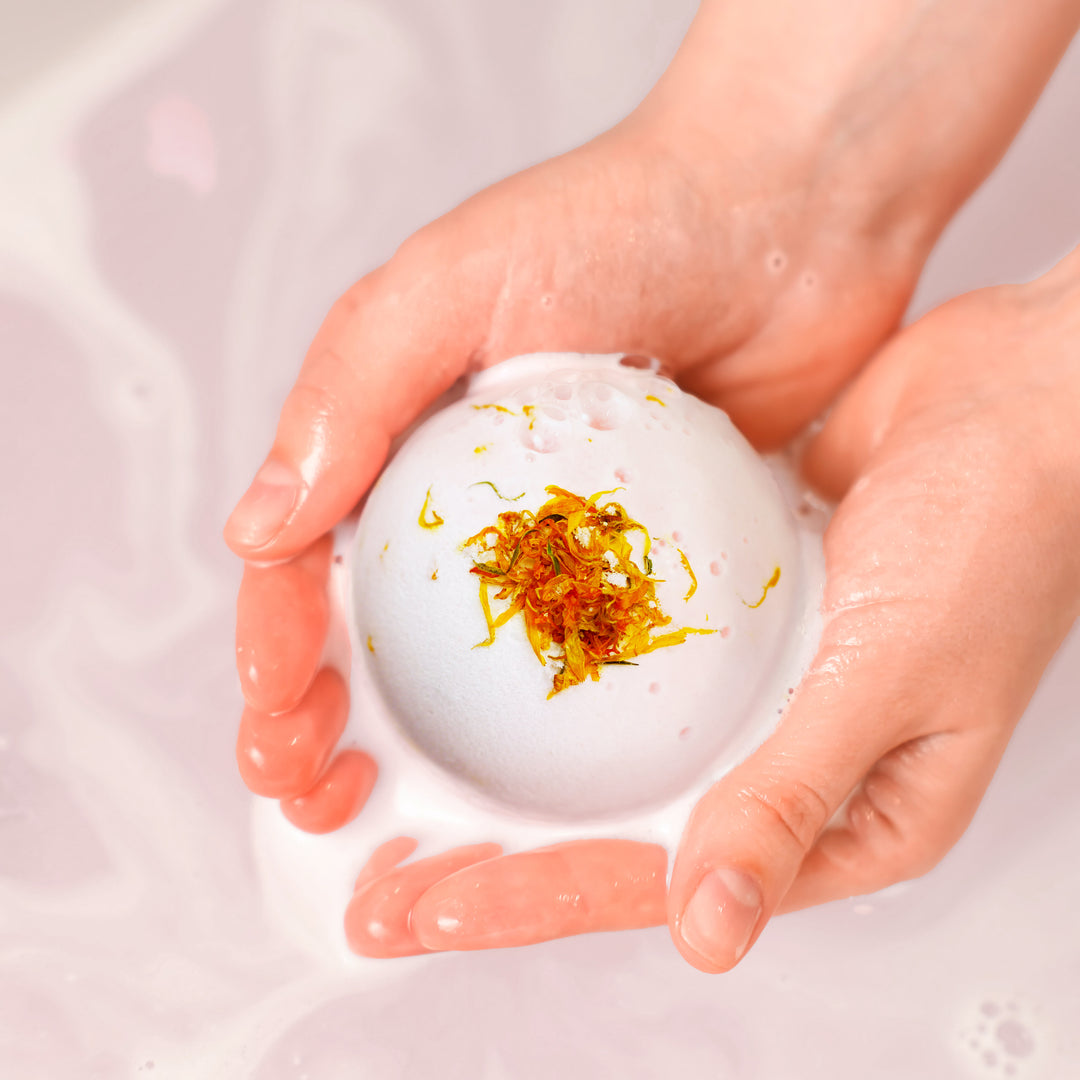 'Lemon Vanilla' bath bomb with foaming oil care peeling frosting