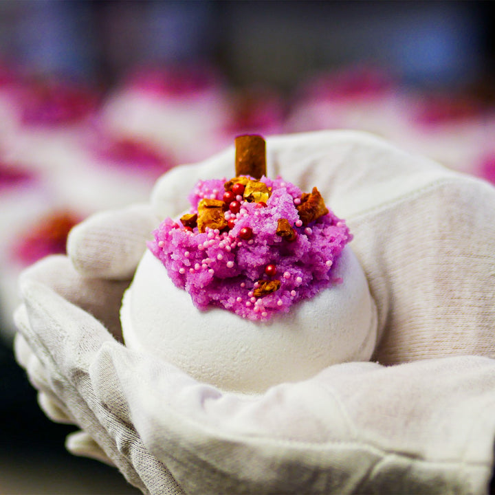 puremetics bath bomb 'Rose Garden' with foaming oil care peeling frosting